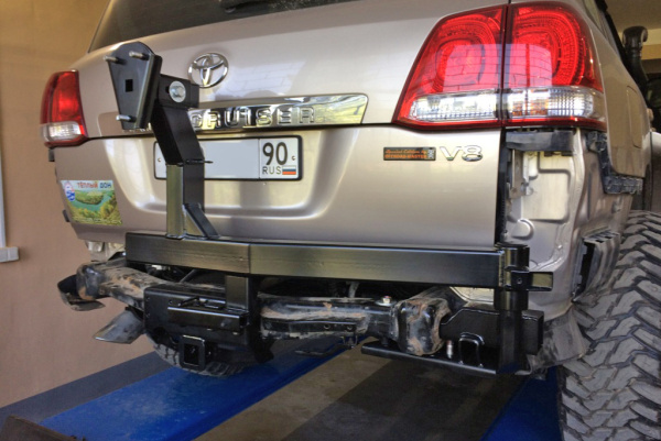 Калитка РИФ с фаркопом в штатный задний бампер Toyota Land Cruiser 200 2008-2015 под штатное колесо