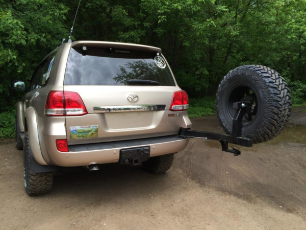 Калитка РИФ с квадратом под фаркоп в штатный задний бампер Toyota Land Cruiser 200 (под штатн. диск)