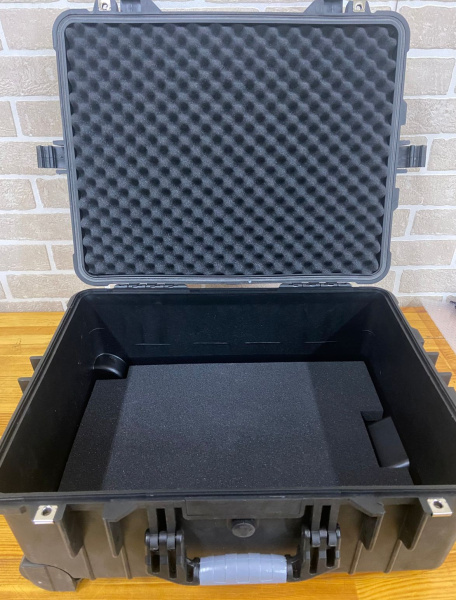 1 Кейс защитный ударопрочный РИФ 560х455х265 мм на колесах с телескопической ручкой (уценка) 1 Кейс защитный ударопрочный РИФ 560х455х265 мм на колесах с телескопической ручкой (уценка)