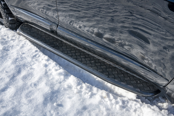 Пороги РИФ силовые Toyota Land Cruiser 200 черные накладки и болты, на а/м без гидроподвески