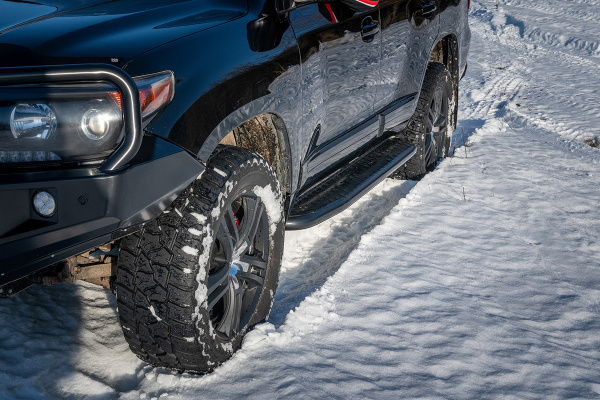 Пороги РИФ силовые Toyota Land Cruiser 200  черные накладки и болты, на а/м без гидроподвески Пороги РИФ силовые Toyota Land Cruiser 200  черные накладки и болты, на а/м без гидроподвески